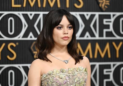 Jenna Ortega Wore An Elegant Wavy Lob To The Emmys Glamour