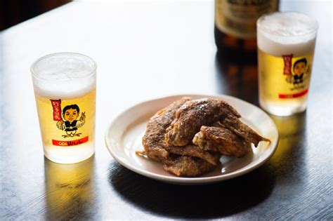 How To Eat Tebasaki Karaage Nagoya Style Fried Chicken Wings Hold The Joint And Go In For A