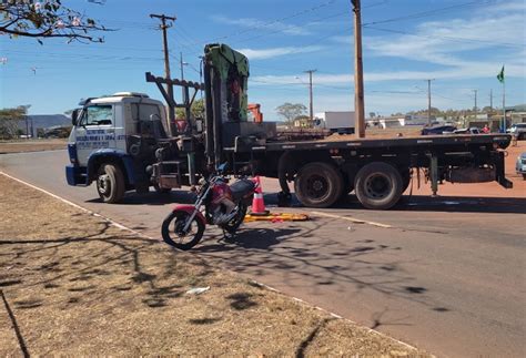 Motociclista morre após ser atropelado por caminhão guincho corpo