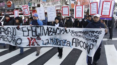 Incidentes La Policí­a Desalojó A Los Trabajadores Que Protestaban En