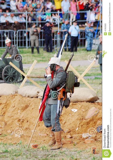 Paseos Alemanes De Un Soldado Reenactor Que Sostienen Una Bandera Foto