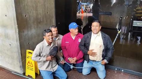 Trabajadores De Ferrominera Se Encadenaron En La Defensor A Para Exigir