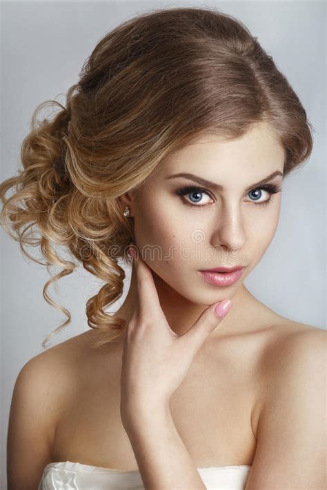 Novia Hermosa Con El Peinado De La Boda De La Moda En El Fondo Blanco