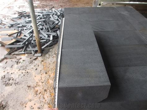 China Grey Andesite Cheap Hainan Black Basalt Kerbstone Curbstone In