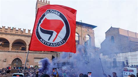 Tensione Per Il Corteo Di Casapound A Bologna Scontri Tra Polizia E