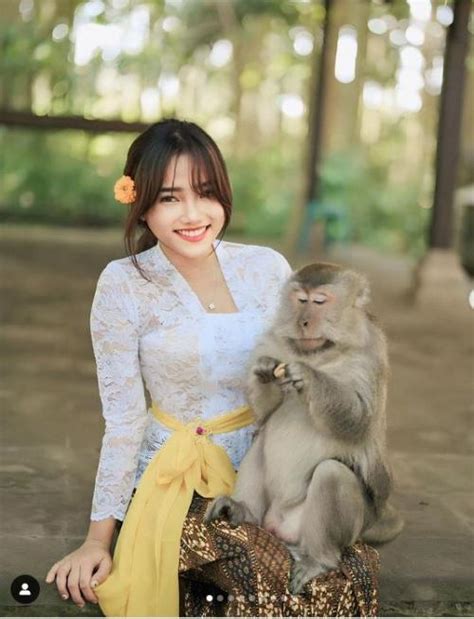 5 Potret Fuji Foto Bareng Monyet Di Bali Bestie Banget Okezone