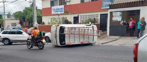 Conductor Pierde El Control Y Vuelca En Calle A Monserrat San Salvador