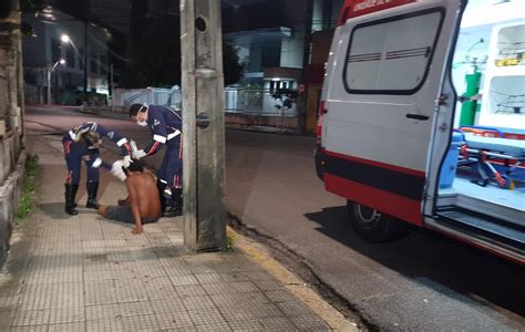 Homem Em Situa O De Rua Agredido A Pauladas E Pedradas No Centro De