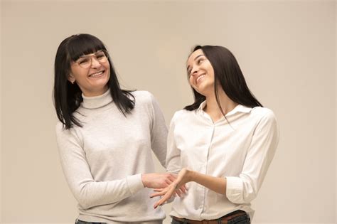 Un Retrato De Una Feliz Madre E Hija Foto Gratis