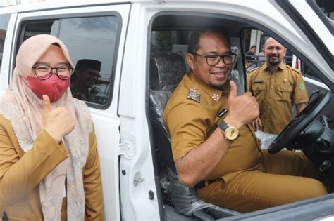 Wabup Kasmidi Serahkan 1 Unit Mobil Ambulance Untuk Warga Sangsel G