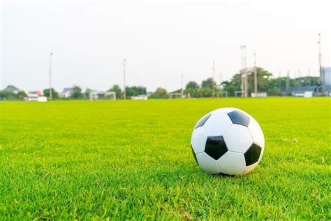 Bola De Futebol No Campo De Futebol Foto Premium