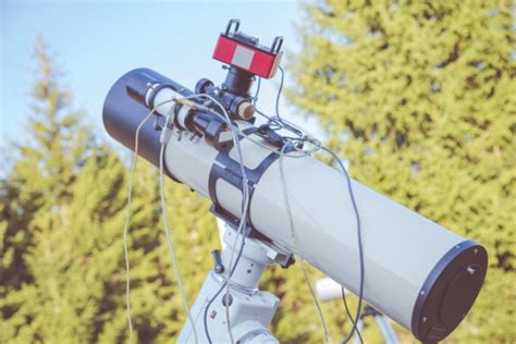 What is a Reflecting Telescope? How Does It Work? - Optics Mag