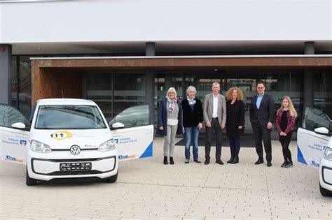 Zwei neue Autos für Sozialstationen Volksbank Breisgau Markgräflerland eG