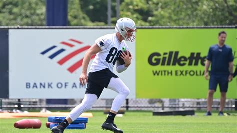 Patriots TE Mike Gesicki suffers training camp practice injury