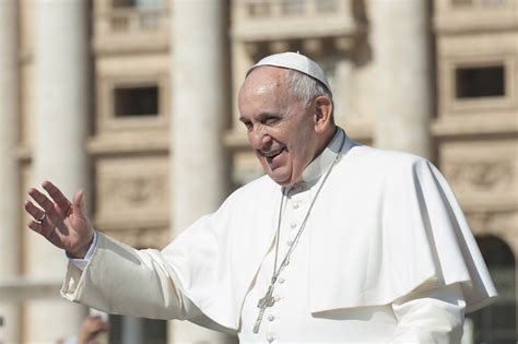 Papa Francisco afirma que ajudar imigrantes no mar é um dever da humanidade