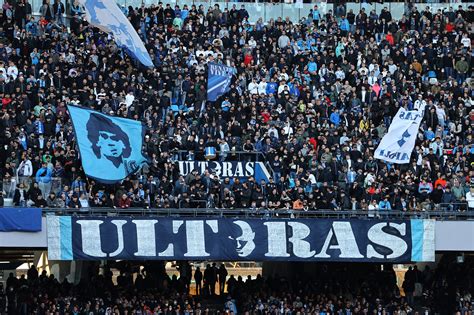 Uno Sguardo A Come I Tifosi Del Napoli Si Avvicinano Alla Partita