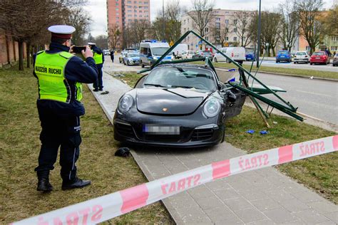 Wypadek na Bałutach Porsche wjechało w przystanek MPK Łódź ZDJĘCIA