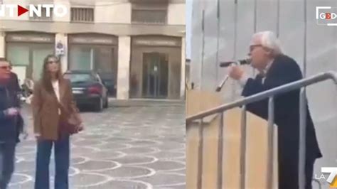 Comizio Surreale Di Sgarbi A Sulmona Ci Sono Solo 5 Persone E Una Lo