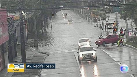 Vídeo Ruas e avenidas ficam alagadas no Grande Recife após fortes