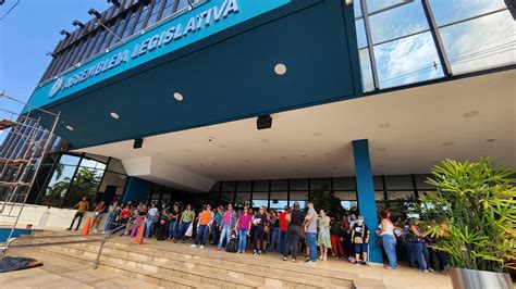 Servidores da Educação lotam entrada da Aleac pedindo que Governo