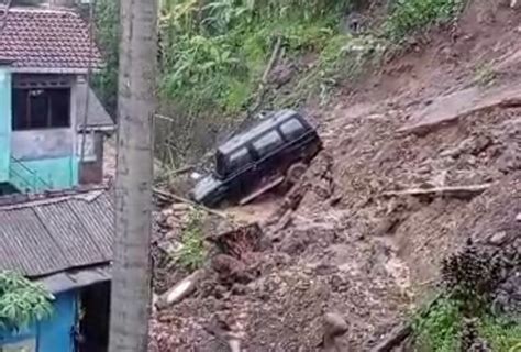 Pohon Tumbang Dan Tanah Longsor Di Kulon Progo Ada Warga Yang