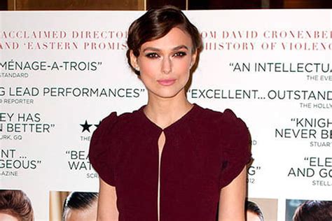 Keira Knightley En Robe Longue Bordeaux