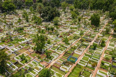 Aerial view of Banani graveyard, Dhaka, Bangladesh - Stock Image - F039/3151 - Science Photo Library