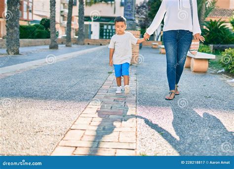 Adorable Madre Latina Y Su Hijo Caminando Por La Ciudad Imagen De Archivo Imagen De Calle