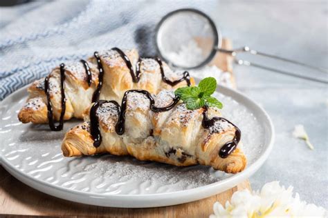 L Cker Kontinental Frukost Med Nytt Flagigt Franskt Giffel Och Kaffe