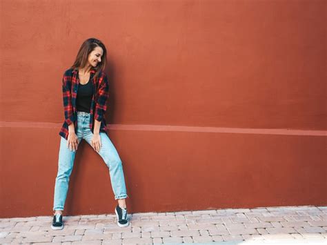 Retrato da bela modelo sorridente mulher vestida calça jeans e