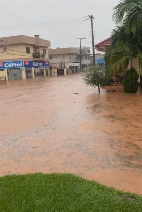 Chuva Torrencial Inunda Rea Central De Harmonia Folha Popular