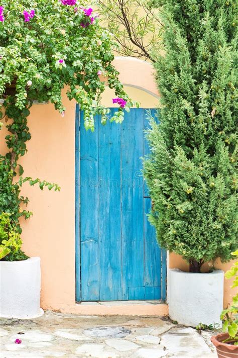 Portas De Madeira R Sticas Velhas Pintadas No Azul Foto De Stock