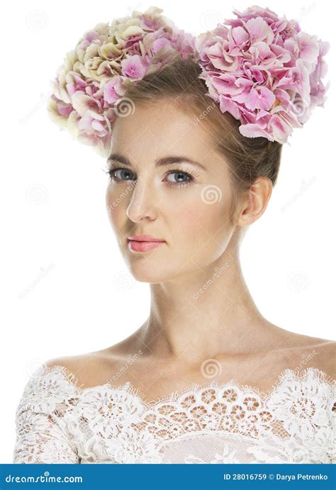 Belle Fille Blonde Avec Le Hydrangea Dans Son Cheveu Image Stock Image Du Groupe Rose 28016759