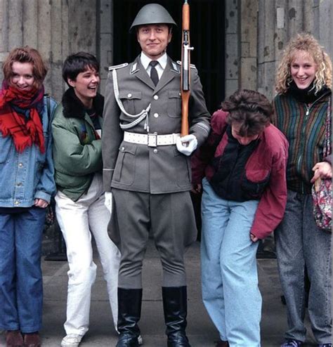 East German soldier with tourists, late 80’s : r/OldSchoolCool