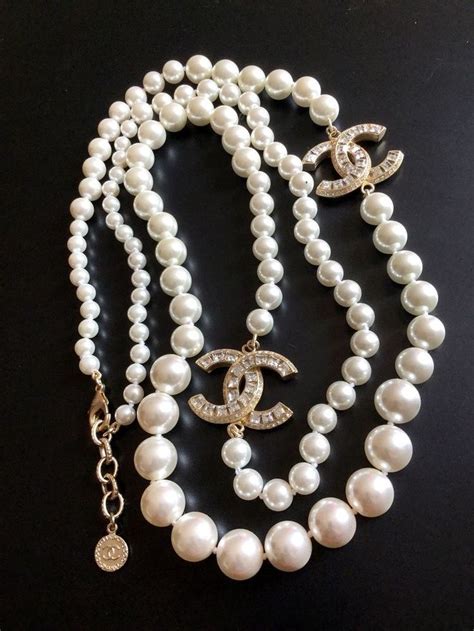 Pin By Van De Mono On C Est Chique Chanel Pearl Necklace Chanel