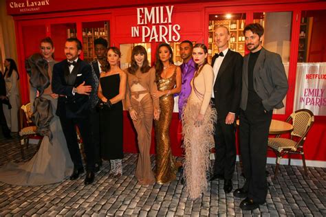 Lily Collins et tout le casting de la série Emily in Paris à l avant