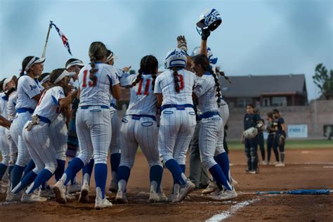 How to Take the Best Softball Team Photo: Tips and Tricks - FotoLog