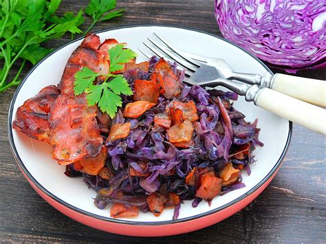 Braised red cabbage with bacon