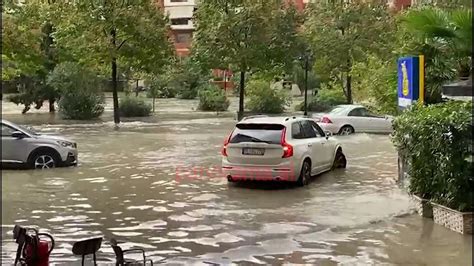 Lumi I Lanës Del Nga Shtrati Dhe Përmbyt Rrugët Pamjet Në Afërsi Të