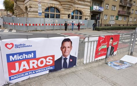 Wybory i po wyborach Kto teraz posprząta miasto z plakatów banerów i