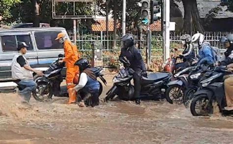 Jalan Raya Bogor Di Kramat Jati Jaktim Banjir Sejumlah Pemotor Tergelincir