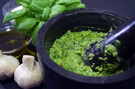 Il pesto al basilico per risparmiare tempo si può fare con il