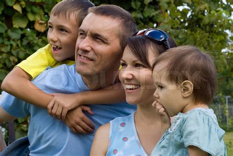 lykkelig familie på naturen Stock foto Colourbox