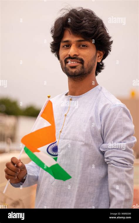 Retrato De Un Joven Hombre Indio Sosteniendo La Bandera India En Traje