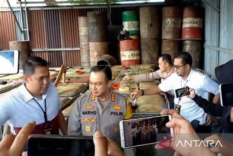 Gudang Penampungan Solar Ilegal Di Palembang Ditutup Polisi GenPI Co