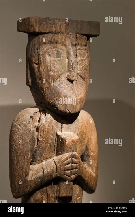 Estatua De Madera Precolombina En El Museo De Arte Precolombino Cuzco