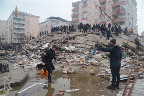 Terremoto Devastador De Magnitud 78 Mata A Más De 1500 Personas En