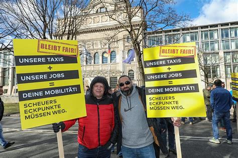 Auch in München Taxifahrer protestieren gegen Uber und Co