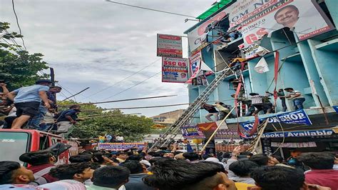 Video मुखर्जी नगर के कोचिंग सेंटर में लगी आग रस्सियों और तारों के