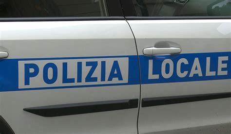 Danneggia Le Auto In Sosta Rintracciata La Conducente